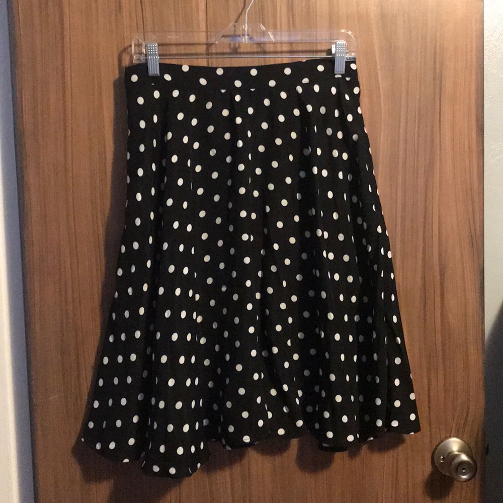 NWOT- BW polka dot skirt W/pockets! -L